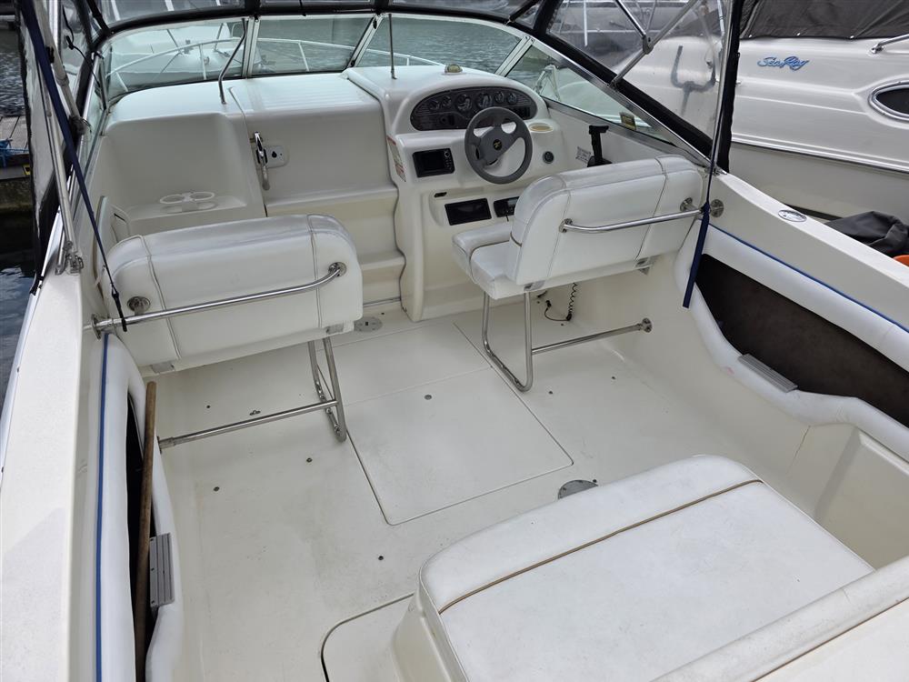 Sea Ray 215 Express Cruiser
