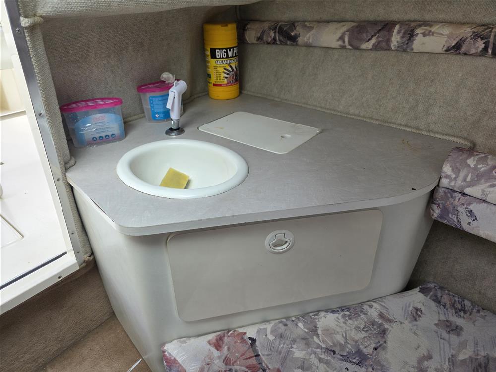 Sea Ray 215 Express Cruiser