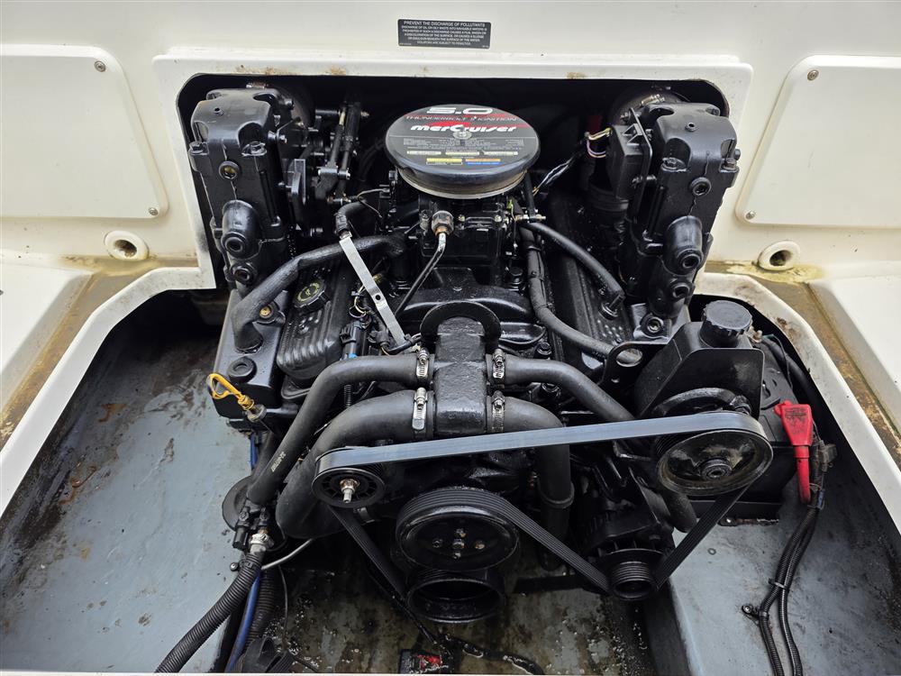 Sea Ray 215 Express Cruiser