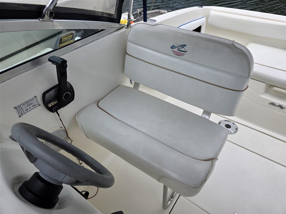 Sea Ray 215 Express Cruiser