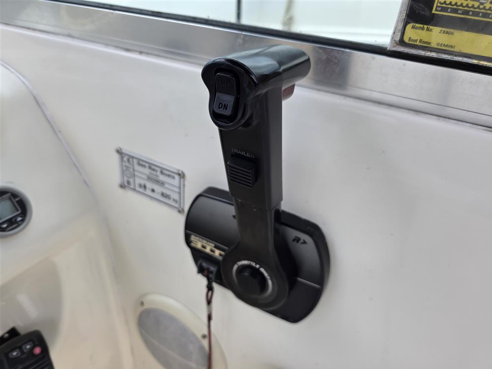 Sea Ray 215 Express Cruiser